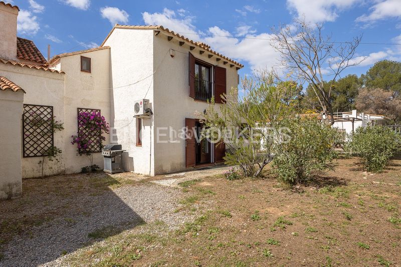 Foto 74a2349d-0d94-4e08-a85a-fd595c562de3. Casa amb calefacció aparcament piscina a Los Pinares-La Masia Bétera