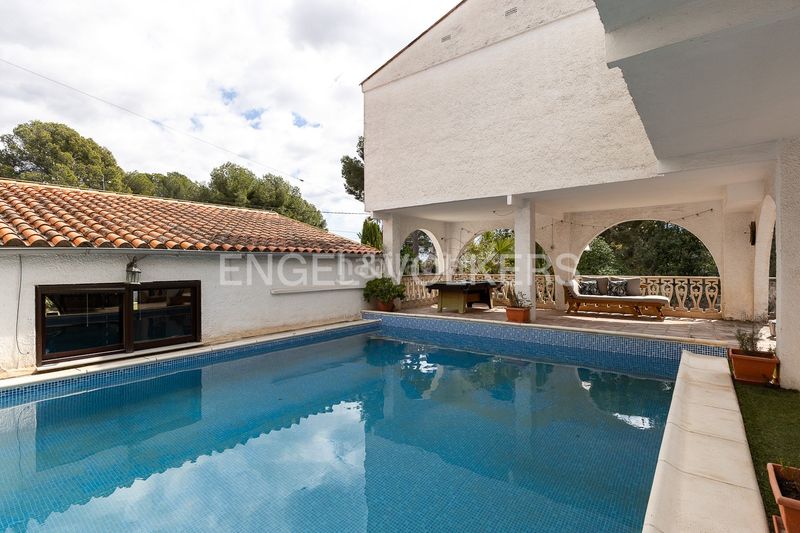Foto b11d478d-f6d9-455b-a794-c7d3e83f57ee. Casa amb calefacció aparcament piscina a Los Pinares-La Masia Bétera
