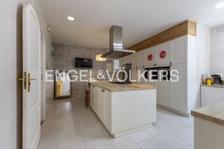 Rent Flat  Carrer de sant vicent màrtir. Descubra un señorial apartamento de 344 m en el centro de valènc
