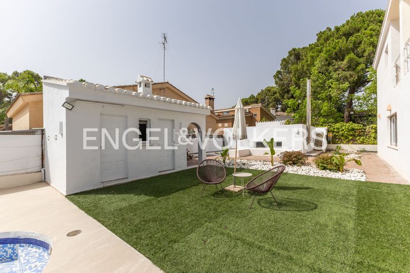 Foto 0e0c5007-9c19-42d3-9386-e7179bba58eb. Casa amb calefacció aparcament piscina a La Cañada Paterna