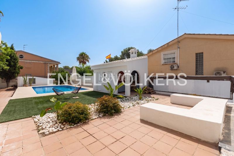 Foto 1a83dc00-36be-4585-ab88-d56e6eddb8fe. Casa amb calefacció aparcament piscina a La Cañada Paterna