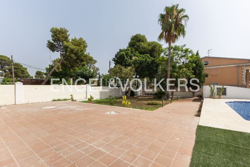 Foto 7aa4a272-602a-48bf-9758-c7b3cf4f3153. Casa amb calefacció aparcament piscina a La Cañada Paterna
