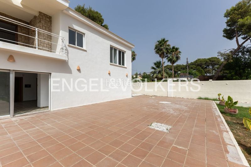 Foto 993e7376-bed4-4c5f-b959-171a1ab83740. Casa amb calefacció aparcament piscina a La Cañada Paterna