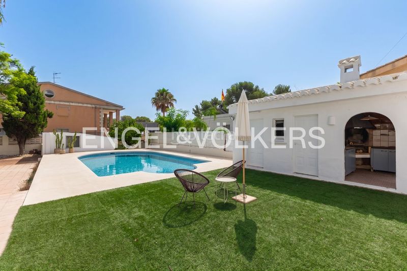 Foto e0df8fbd-6ac1-4d0f-858b-0dd95c3b9530. Casa amb calefacció aparcament piscina a La Cañada Paterna