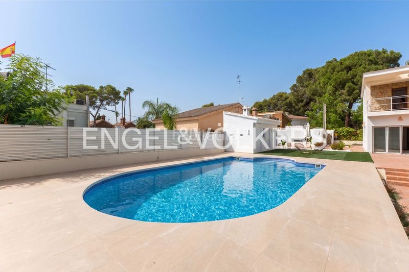 Foto f58256a9-8378-43b5-bc40-f940244c0e18. Casa amb calefacció aparcament piscina a La Cañada Paterna