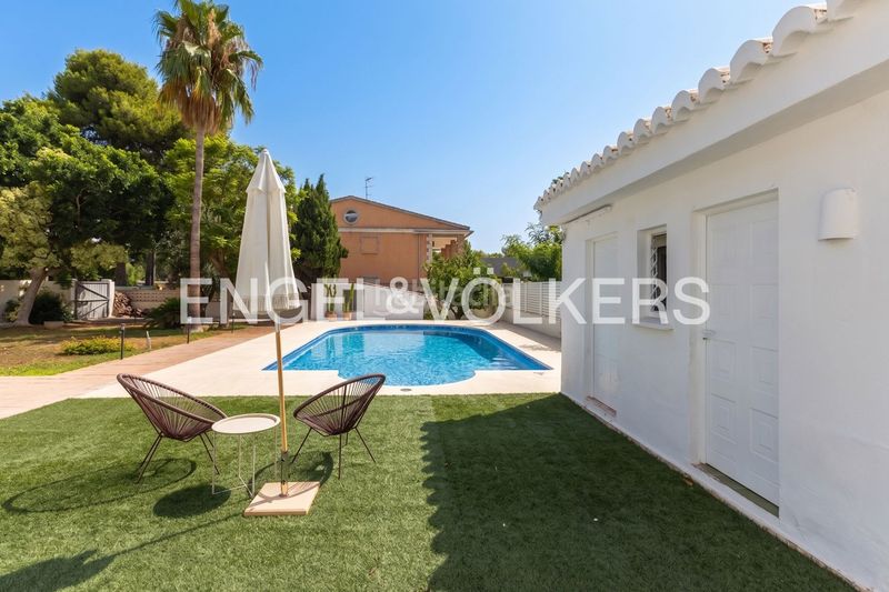 Foto fd98f76b-e8d0-4e17-b151-d97c760805f3. Casa amb calefacció aparcament piscina a La Cañada Paterna