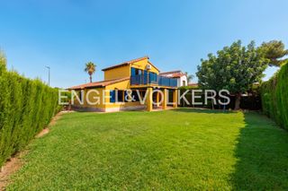 Casa a Riba - roja de Túria. Chalet con jardín, en urbanización privada con piscinas e instal