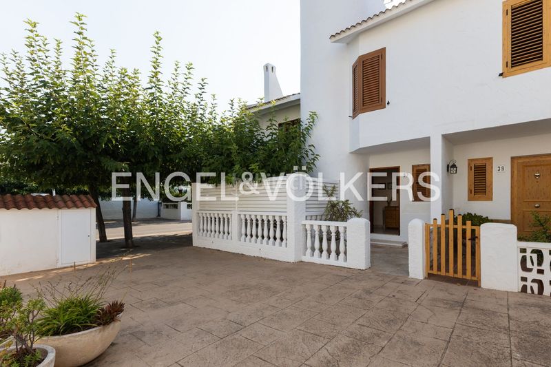 Foto 8da0ffe1-bd29-4f43-9963-3e5c4f8e7874. Casa adossada amb calefacció aparcament a Playa Morros de Gos Oropesa del Mar