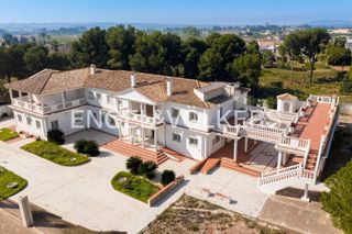 Casa in Los Pinares-La Masia. Unica propiedad en la masia con gran terreno alrededor, bétera,