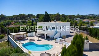 Casa en Montañar-El Arenal. Villa mediterránea bellamente renovada cerca del mar en el cabo