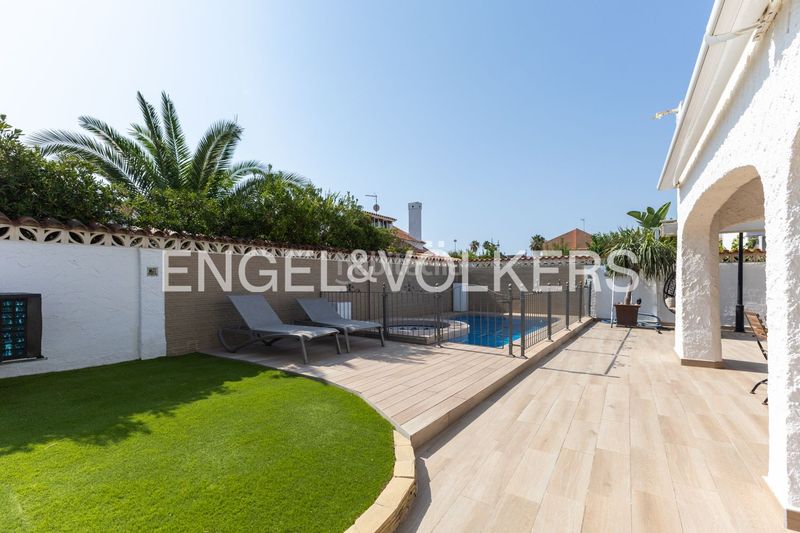 Foto 3b992d03-4a9d-4428-b34d-aaffb18d2f7b. Casa amb calefacció aparcament piscina a Corinto-Almardà Sagunt