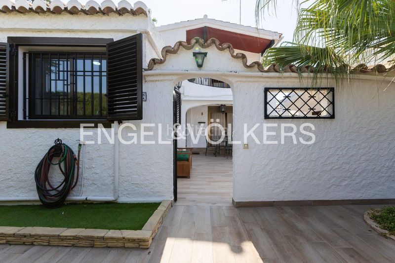 Foto 5d3764be-eb67-425d-b2cb-f48b12e2b343. Casa amb calefacció aparcament piscina a Corinto-Almardà Sagunt