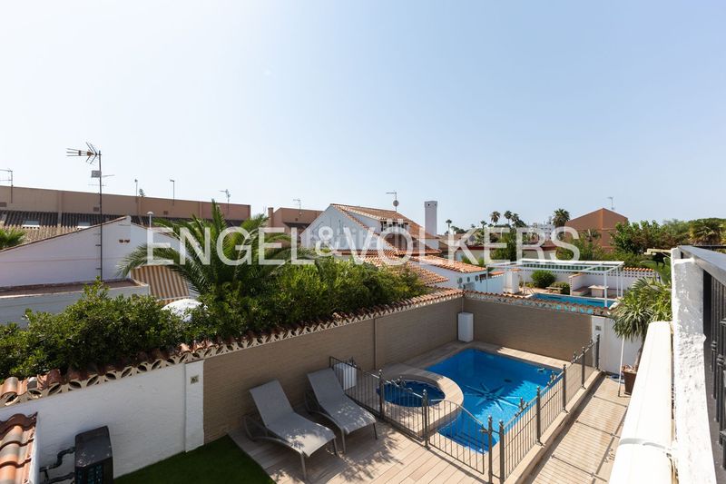 Foto 5fa1d9cc-2a4c-470f-8575-7c9880f9d4df. Casa amb calefacció aparcament piscina a Corinto-Almardà Sagunt