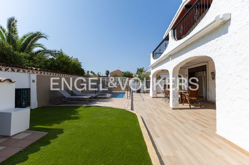 Foto 7a80f7bb-a9ee-45c8-a19b-59a3d1321da7. Casa amb calefacció aparcament piscina a Corinto-Almardà Sagunt
