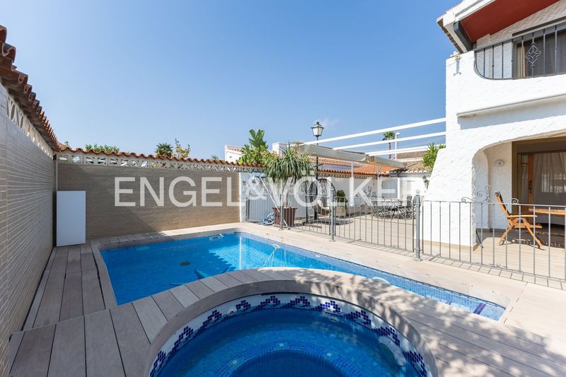 Foto 8eeb851e-24ca-460a-b722-3a2bc9c7ddd3. Casa amb calefacció aparcament piscina a Corinto-Almardà Sagunt