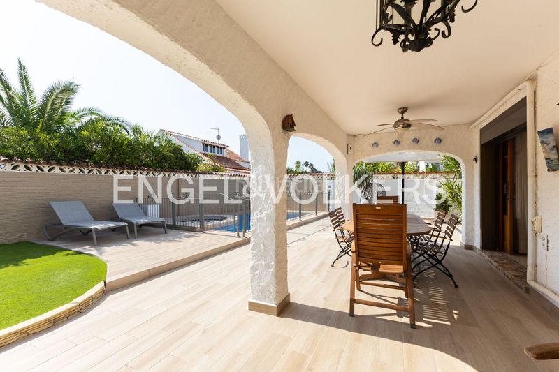 Foto 8fb879e6-8d94-490b-ab68-d05137373d9e. Casa amb calefacció aparcament piscina a Corinto-Almardà Sagunt