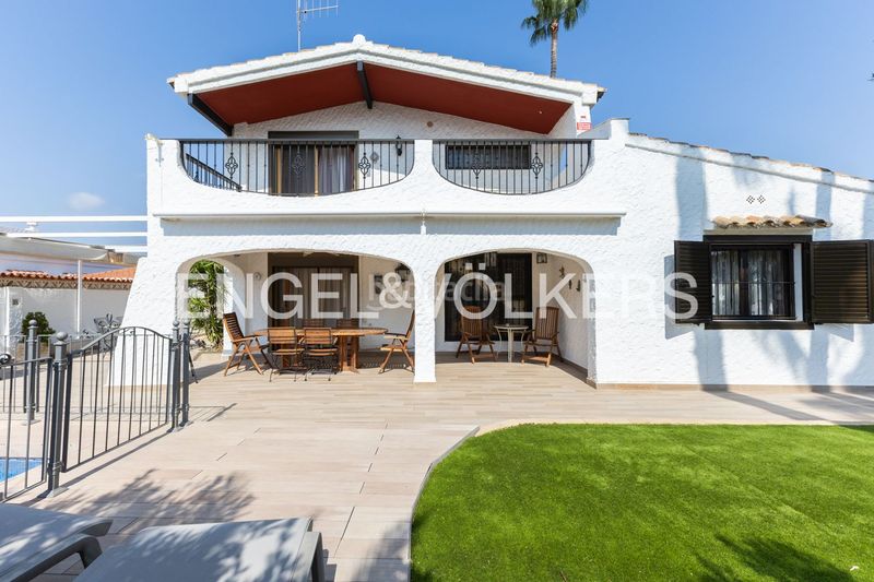 Foto a13ea7c7-98fc-407f-9465-9ba86a95913c. Casa amb calefacció aparcament piscina a Corinto-Almardà Sagunt