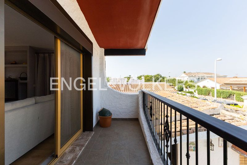 Foto a633dbb6-9ce3-426b-87d0-a5e18ed6213d. Casa amb calefacció aparcament piscina a Corinto-Almardà Sagunt