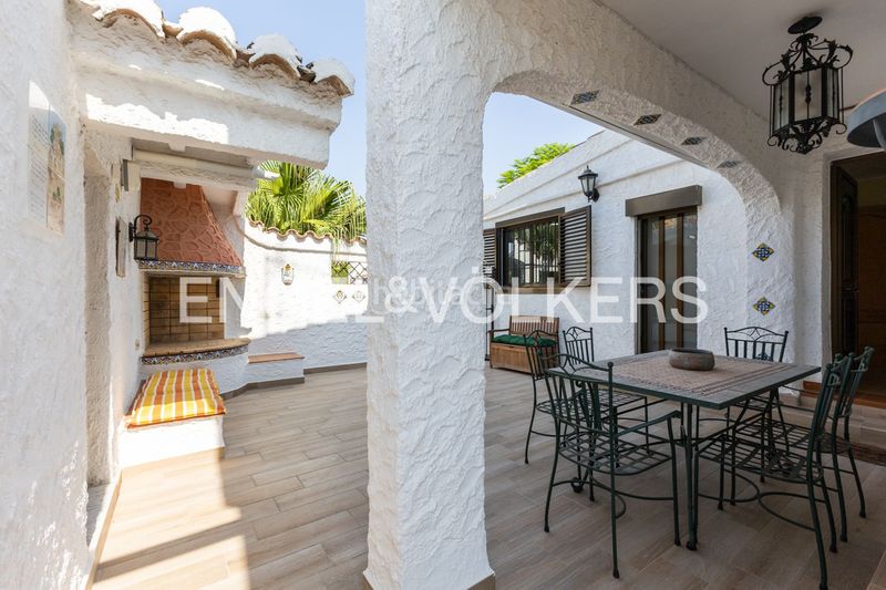 Foto ba1c7472-e53a-4c73-bf7d-39b4fdd8e5da. Casa amb calefacció aparcament piscina a Corinto-Almardà Sagunt