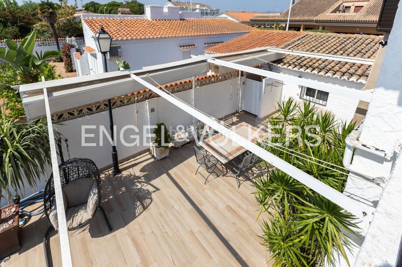 Foto c9732d4a-d1ec-46e9-8533-4e55aefb6f84. Casa amb calefacció aparcament piscina a Corinto-Almardà Sagunt