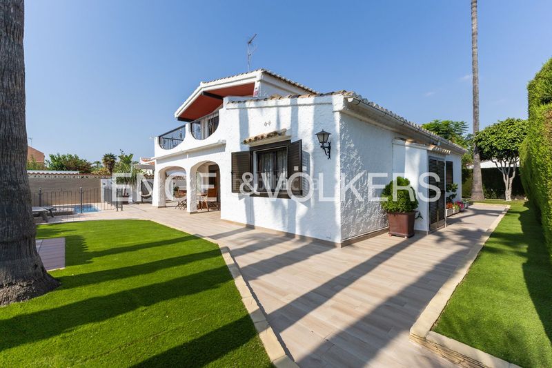 Foto fb982a67-a57b-423b-9b91-81445b90e91a. Casa amb calefacció aparcament piscina a Corinto-Almardà Sagunt