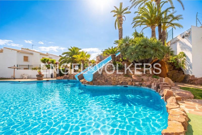 Foto 0a022bab-8b05-444f-908c-e849ba2d2978. Alquiler casa precioso adosado en cala blanca con espacioso jardín privado en Xàbia