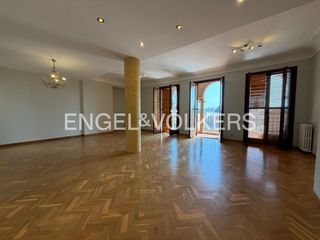 Lloguer Pis a La Seu. Exclusiva vivienda con vistas icónicas a la plaza de la virgen
