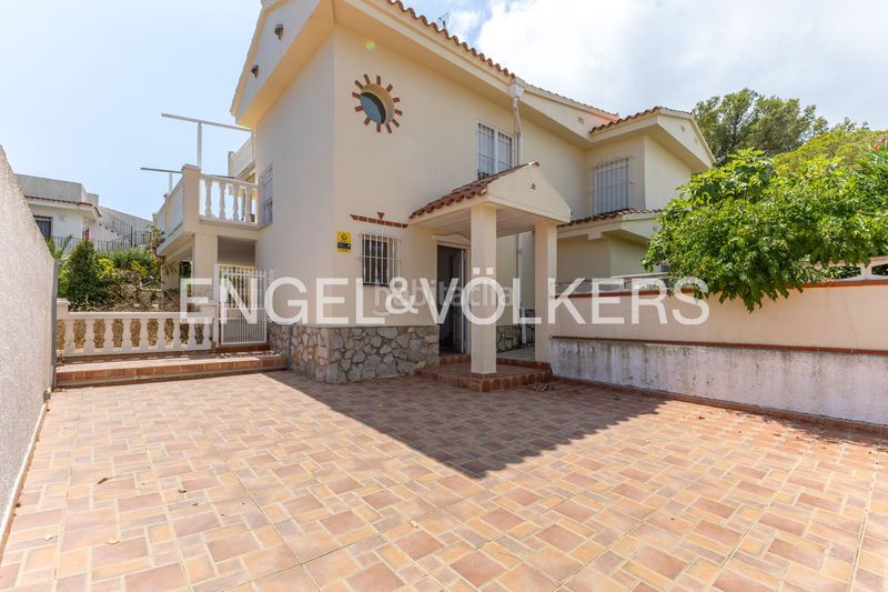 Foto 4263dd89-3936-4954-9737-7e06fc2843a3. Casa amb calefacció aparcament piscina a Las Atalayas-Urmi-Cerro Mar Peñíscola