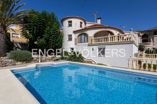 Haus in La Pedrera-Vessanes. Villa elegante con vistas al mar, al castillo y dos viviendas in