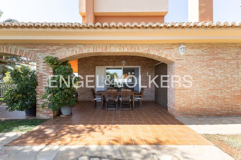 Foto a55cf577-7f40-42db-8c9d-98a5d5988630. Casa amb calefacció aparcament piscina a Centro-El Castillo Sagunt