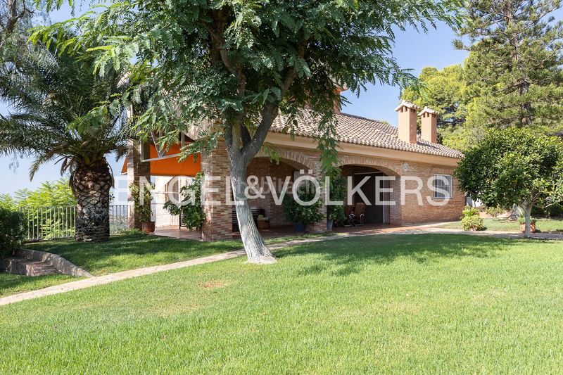 Foto f4da7795-6673-4c90-b503-5a7c0b93a668. Casa amb calefacció aparcament piscina a Centro-El Castillo Sagunt