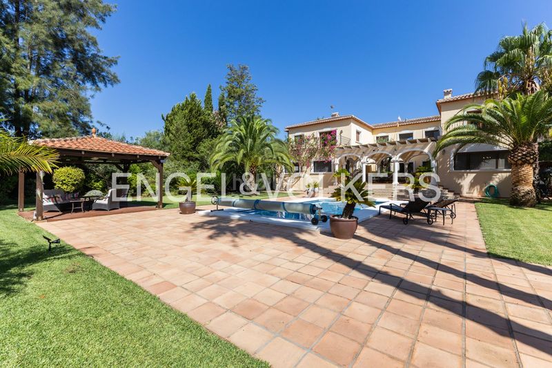 Foto 956c826f-188d-47f0-85a1-7abb47f36653. Casa amb calefacció aparcament piscina a Centro Pedreguer