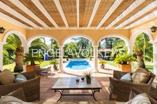 Maison à Centro. Exclusiva residencia con pista de tenis y jardín de ensueño