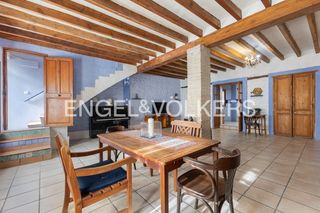 Casa adossada a Centro Urbano. Exclusiva casa de pueblo con encanto e historia junto al castill