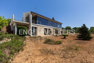 House in Monserrat. Singular villa contemporánea con residencia de invitados y vista