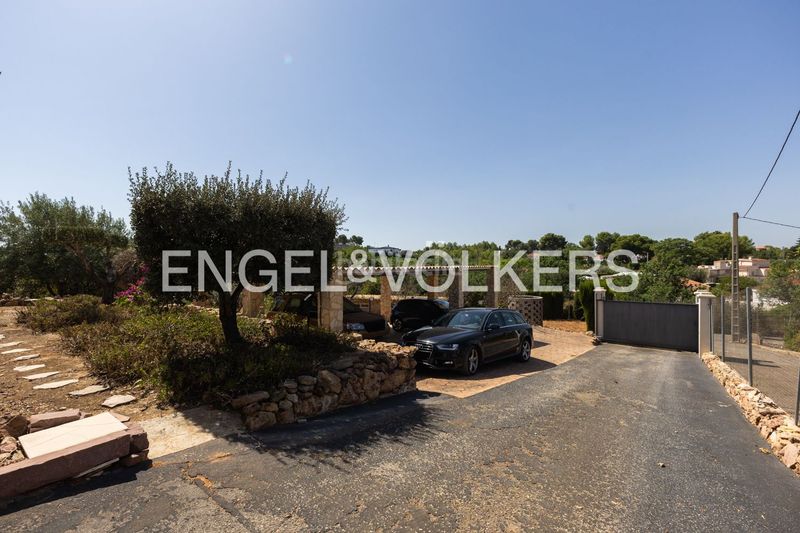 Foto 4f578914-a2bd-4088-855c-9f1bc47432f6. Casa amb calefacció aparcament piscina a Monserrat
