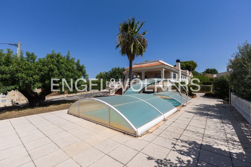 Foto a2601b1d-6bd6-4de5-996b-82473430e1ff. Casa amb calefacció aparcament piscina a Monserrat