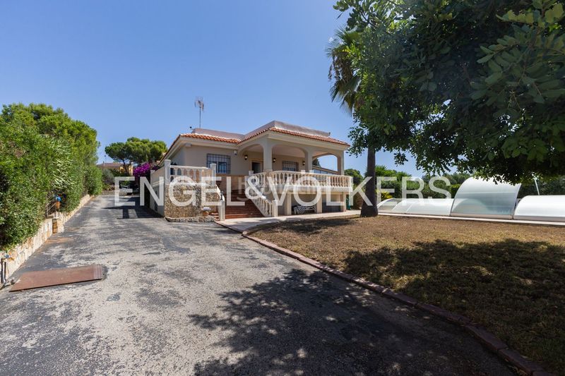 Foto f771cd20-6b81-40cc-af25-8b7594d5c9b6. Casa amb calefacció aparcament piscina a Monserrat