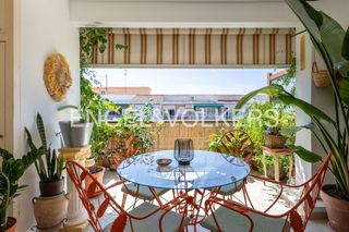Rent Flat  Carrer cabanyal. Práctico ático con vistas al mar. alquiler anual