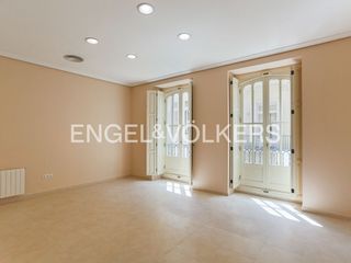 Lloguer Pis  Carrer de les comèdies. Amplio piso en edificio señorial junto a calle la paz