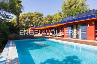 House in Gilet. Chalet doble con terreno