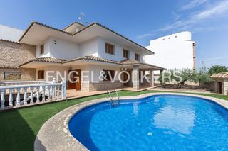 Casa a Favara. Exclusiva residencia  con piscina, jardín, zona de barbacoa   y