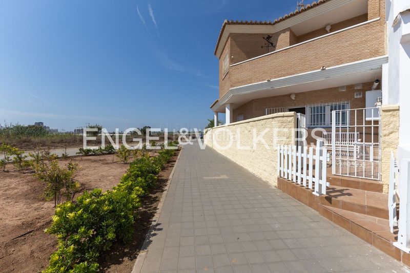 Foto 1eece483-59b1-4001-8937-10053ffcfd9f. Alquiler casa adosada magnífica casa adosada frente al mar para larga duración en Puçol