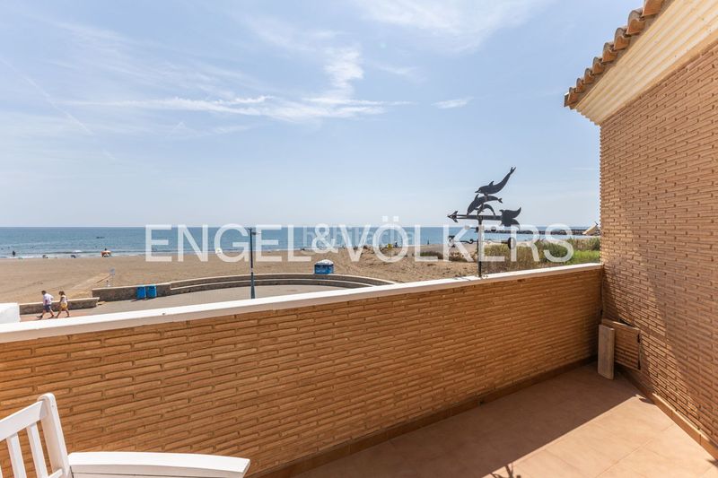 Foto 59d9773c-2543-463e-a5dd-13847587f853. Alquiler casa adosada magnífica casa adosada frente al mar para larga duración en Puçol
