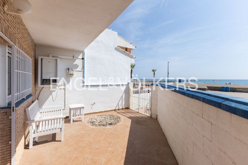 Foto ad1487a9-80c0-459a-9b00-8f62ea1bb123. Alquiler casa adosada magnífica casa adosada frente al mar para larga duración en Puçol