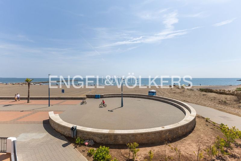 Foto b3fcd1a2-53bc-4f9b-93e6-59cca5521ce2. Alquiler casa adosada magnífica casa adosada frente al mar para larga duración en Puçol