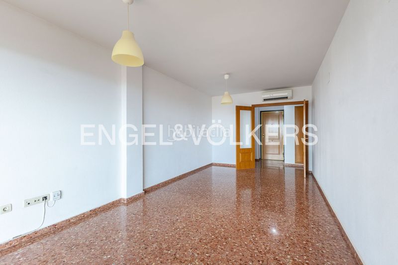 Foto e3276ebe-b248-4d53-a453-bfc87f08c459. Alquiler piso práctica vivienda con garaje en urbanización valturia en Valencia