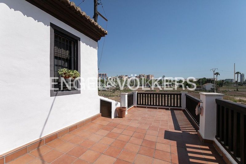 Foto 4c2e0943-5478-4387-a51b-870009d22824. Casa amb calefacció aparcament a La Punta Valencia
