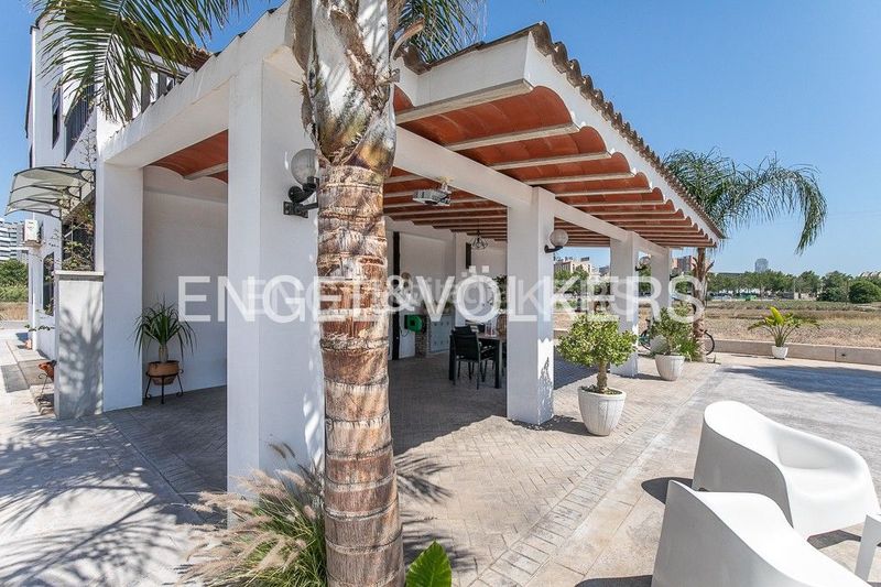 Foto f150e92c-ec1e-440d-ae45-14170e90c479. Casa amb calefacció aparcament a La Punta Valencia