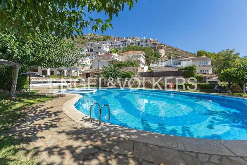 Foto b8cdf507-7d0c-43f5-89ef-c4df42148940. Casa adossada amb calefacció aparcament piscina a Cullera